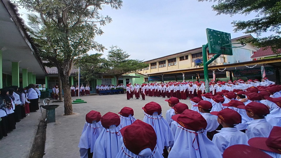 Bukan Sekadar Nilai: Pembina Upacara MIN 2 Bandar Lampung Goreskan Pesan Akhlak pada Jiwa Siswa.