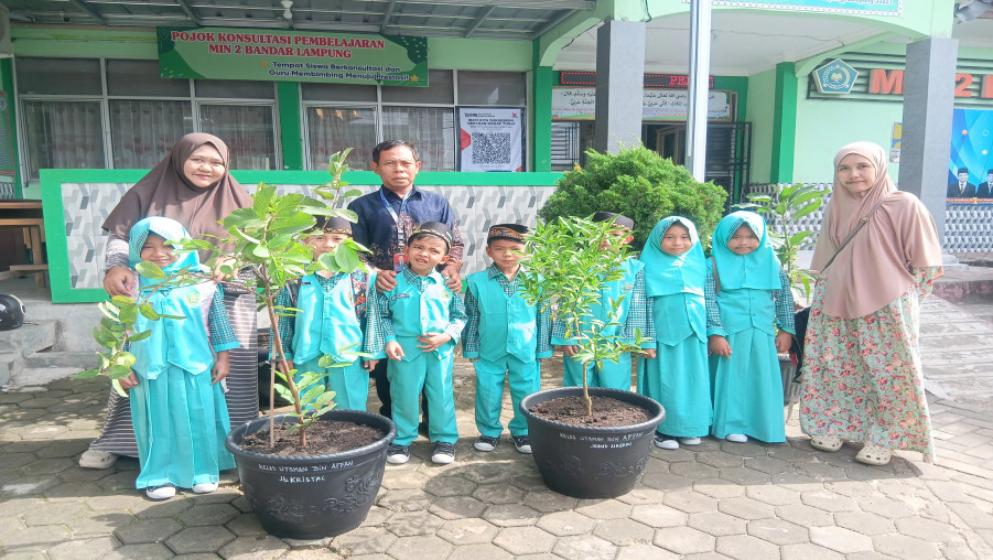 Hijaukan Madrasah dengan Ekoteologi: MIN 2 Bandar Lampung Sulap Koridor Jadi Kebun Buah Produktif
