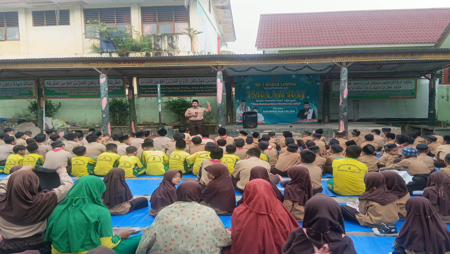 Kepala MIN 2 Bandar Lampung Jadi Imam Salat Dhuha: Sampaikan Kisah Inspiratif Thomas Edison dan Pentingnya Adab
