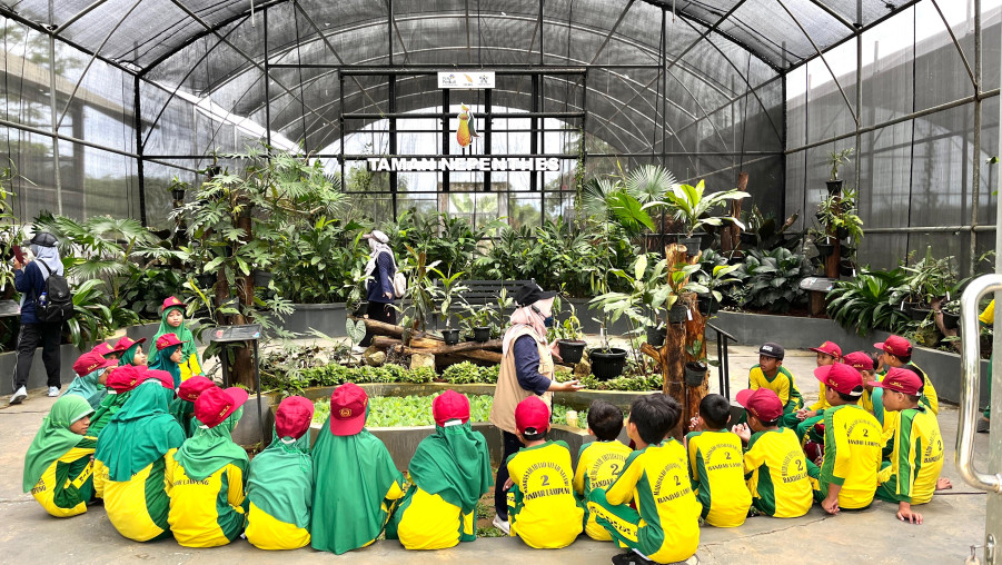 Panen Ilmu di Tengah Hijau! Outing Class Kelas V MIN 2 Bandar Lampung Jelajahi Kebun Edukasi ITERA