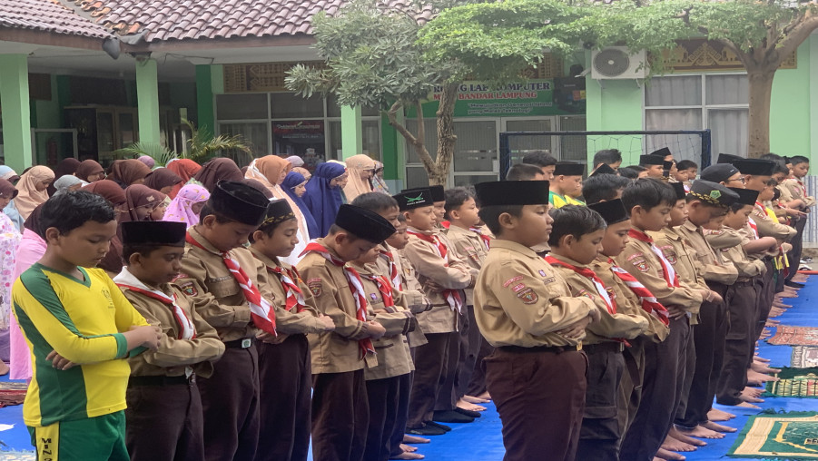 Menjaga Tradisi Karakter: Konsistensi MIN 2 Bandar Lampung dalam Penyambutan Siswa dan Penguatan Rohani Pagi
