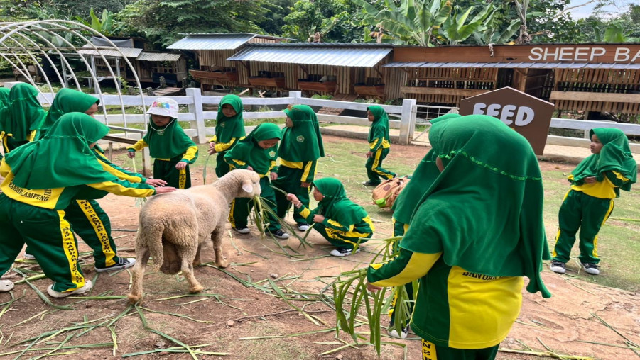 Jelajah Sejarah dan Alam: Siswa Kelas 1 MIN 2 Bandar Lampung Ikuti Outing Class Edukatif