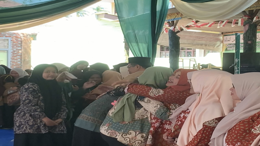 Tuntaskan 40 Hari Pengabdian, Guru dan Siswa Lepas Mahasiswa PPL UIN Raden Intan Lampung Penuh Haru
