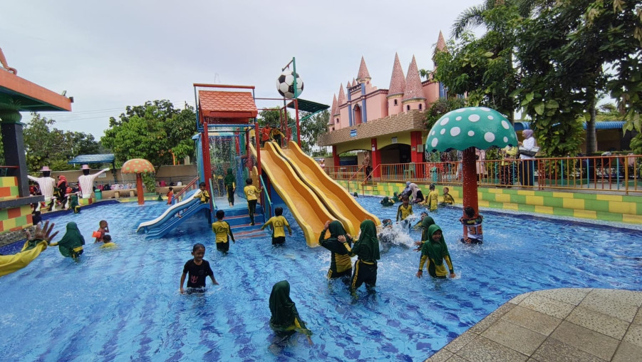 Kelas II MIN 2 Bandar Lampung Asah Kemandirian Melalui Outing Class Berenang