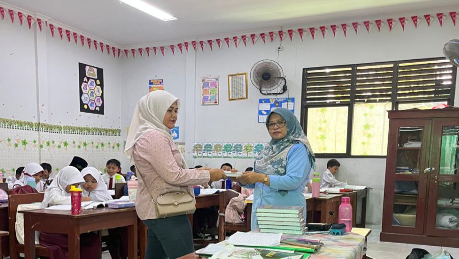 Wujudkan Generasi Qur’ani, Wali Murid Kelas 1 Ali bin Abi Thalib Serahkan Shodaqoh Mushaf Al-Qur'an ke MIN 2 Bandar Lampung