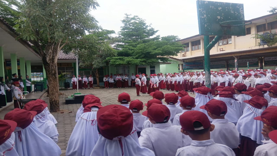 Senyuman Hangat di Gerbang Madrasah dan Khidmatnya Upacara Heroik Kelas V Ibnu Khaldun yang Menggetarkan Jiwa